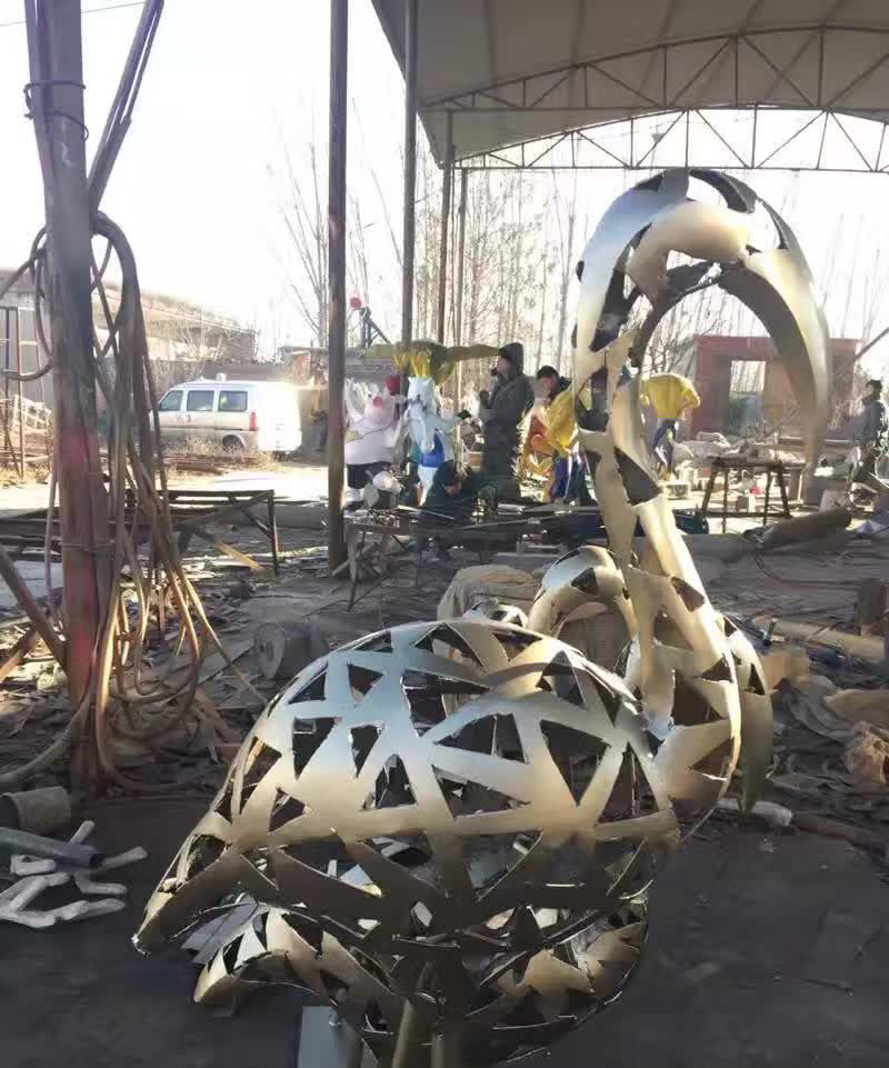 不锈钢园林镂空天鹅雕塑图片