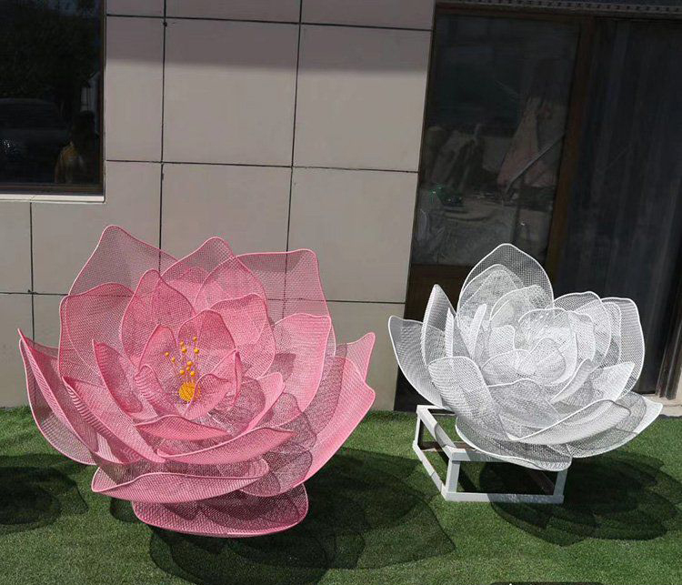 草坪不锈钢荷花雕塑图片