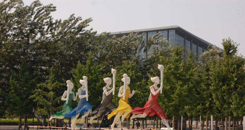 不锈钢抽象拿火炬跑步的女孩人物雕塑图片
