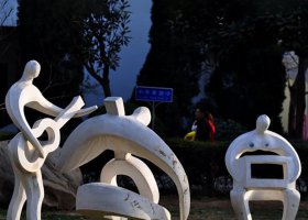 公园不锈钢抽象人物雕塑