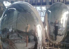 不锈钢镜面水滴雕塑