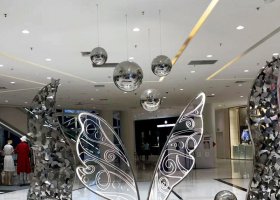 不锈钢镂空羽翼雕塑