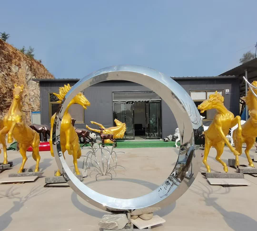 不锈钢造型圆环景观雕塑图片