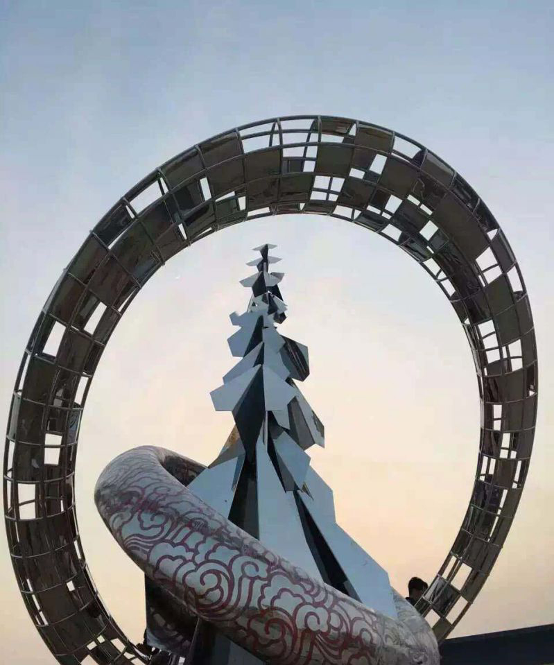 广场不锈钢抽象松树和祥云雕塑图片