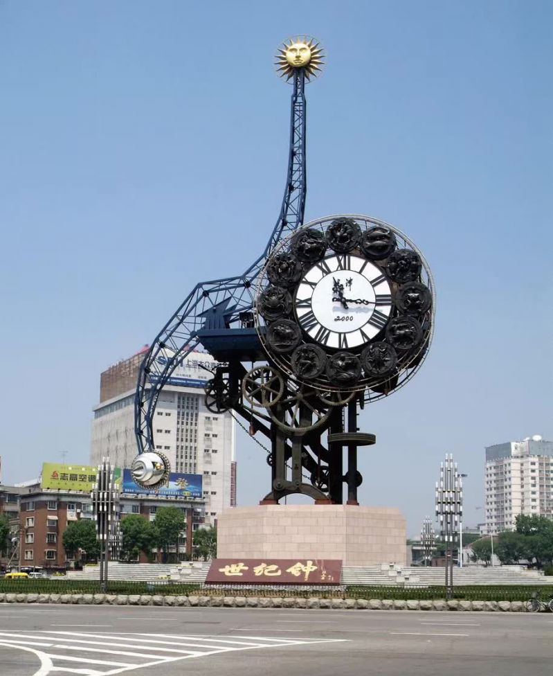 广场不锈钢钟表雕塑图片