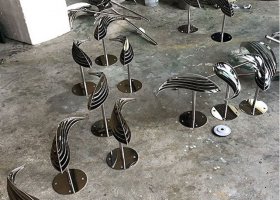 不锈钢抽象动物小鱼雕塑