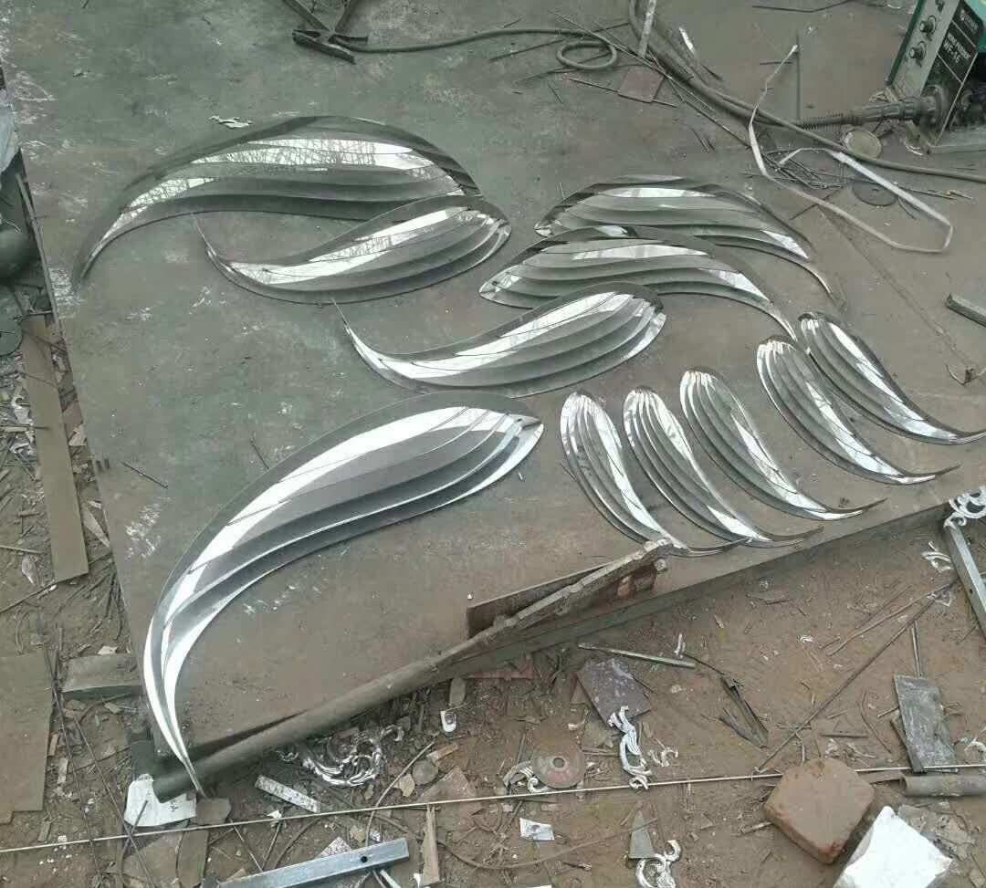 不锈钢抽象鱼雕塑图片
