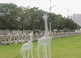不锈钢镂空长颈鹿雕塑