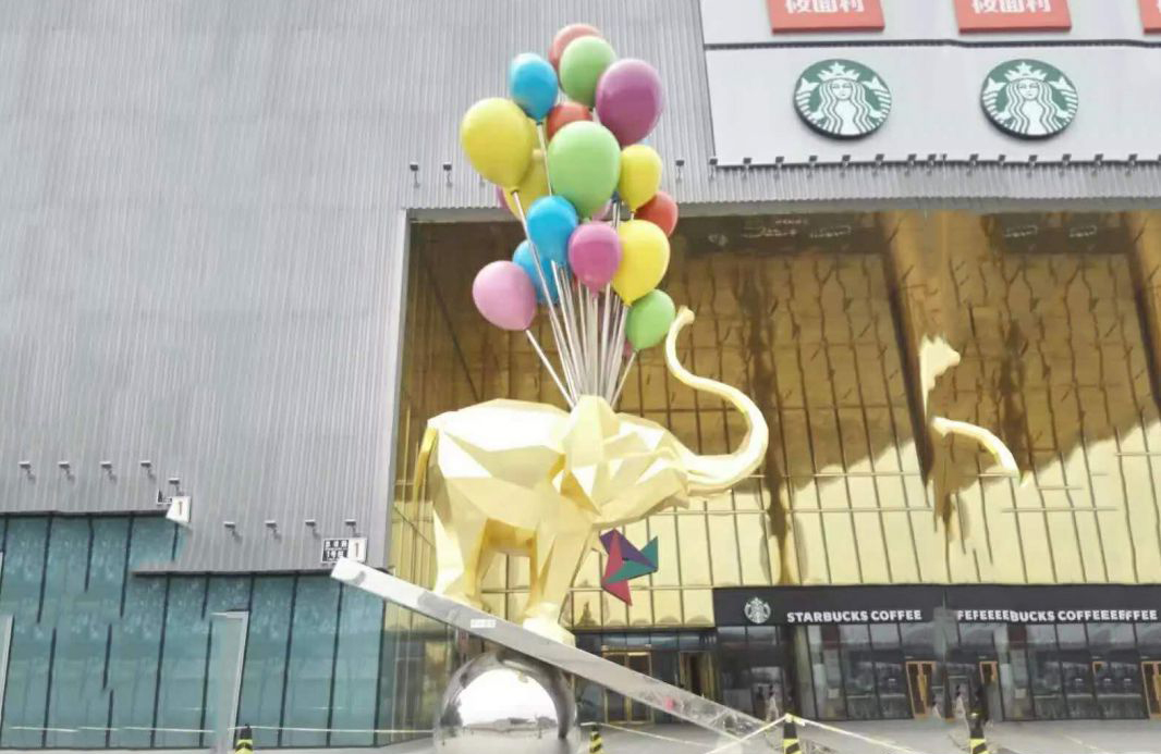 不锈钢小象踩球景观雕塑图片