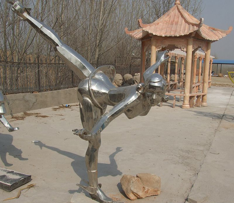 不锈钢单人滑冰雕塑图片