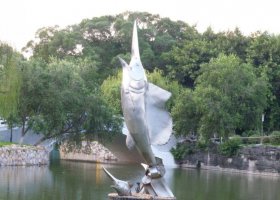 不锈钢尖嘴鱼公园景观雕塑