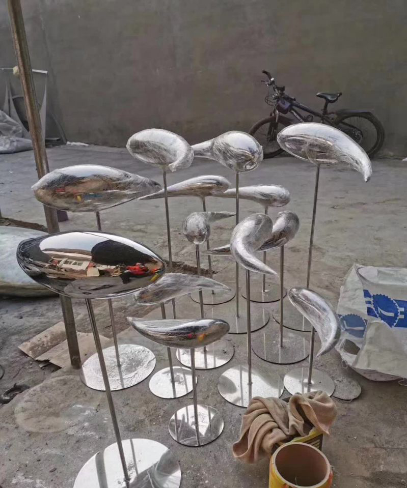不锈钢镜面小型鱼群雕塑图片