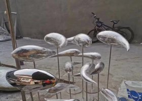 不锈钢镜面小型鱼群雕塑