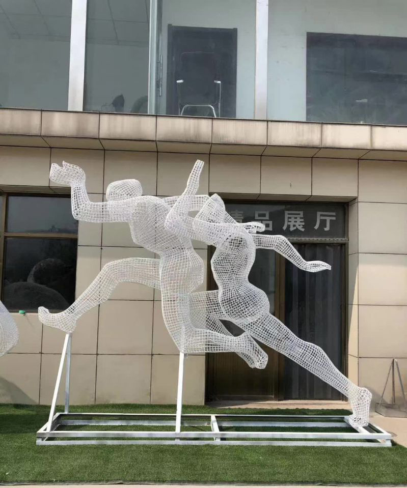不锈钢镂空人物运动雕塑图片