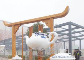 不锈钢镂空手托茶壶雕塑