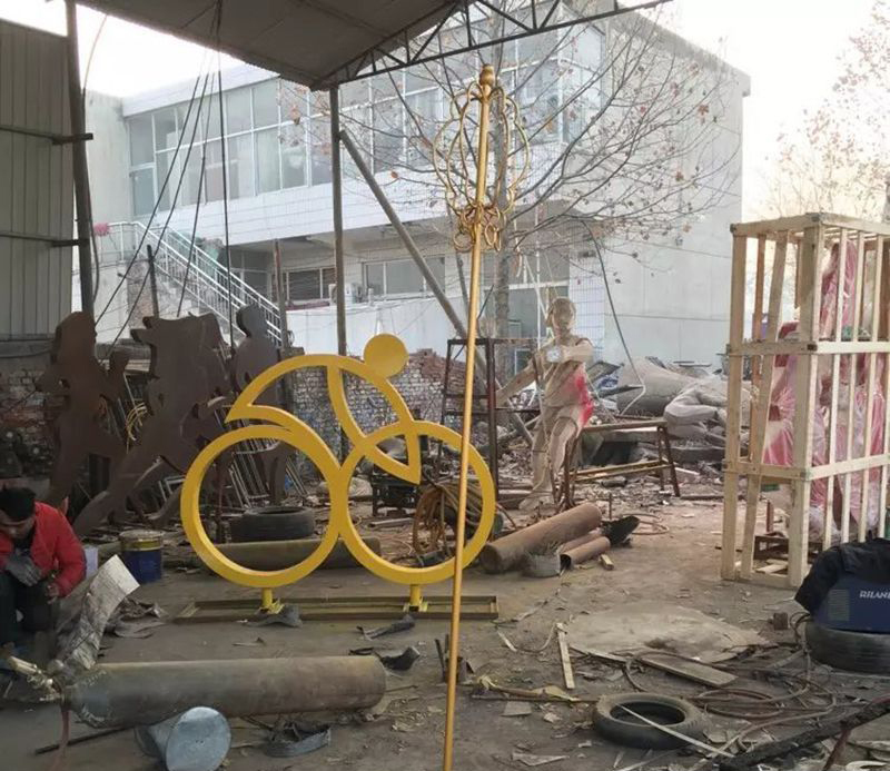 不锈钢骑自行车人物雕塑 图片