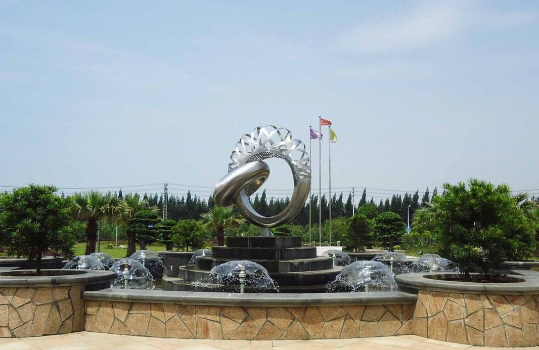 不锈钢手镯广场景观雕塑图片