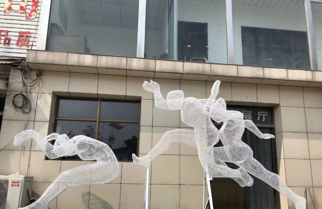 不锈钢运动跳远雕塑 图片