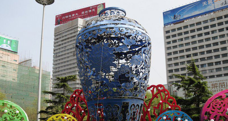 公园不锈钢镂空大花瓶景观雕塑图片
