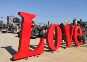 不锈钢Love字母雕塑 