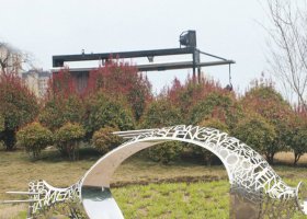 不锈钢抽象镂空鱼座椅