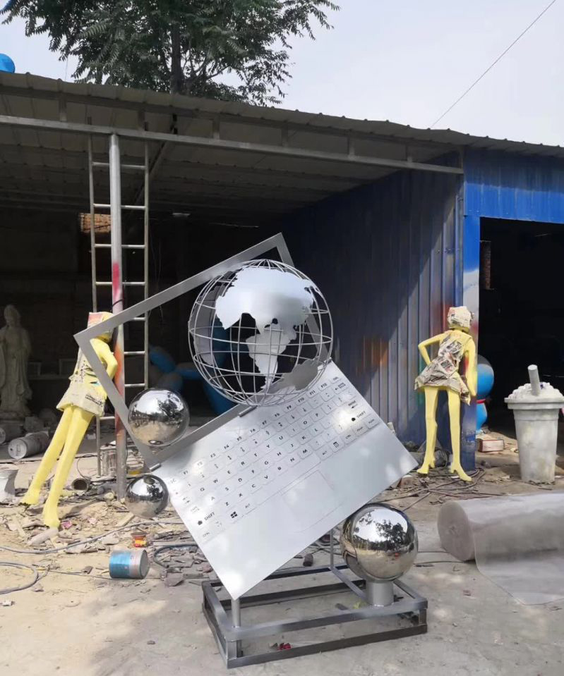 不锈钢地球与计算机雕塑 图片