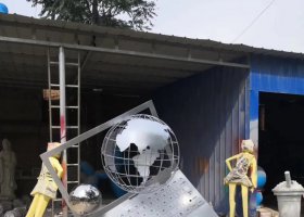 不锈钢地球与计算机雕塑 