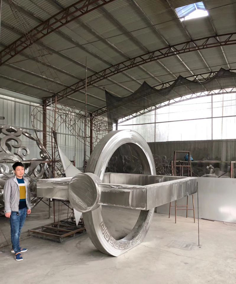 不锈钢环绕雕塑广场大型景观雕塑图片