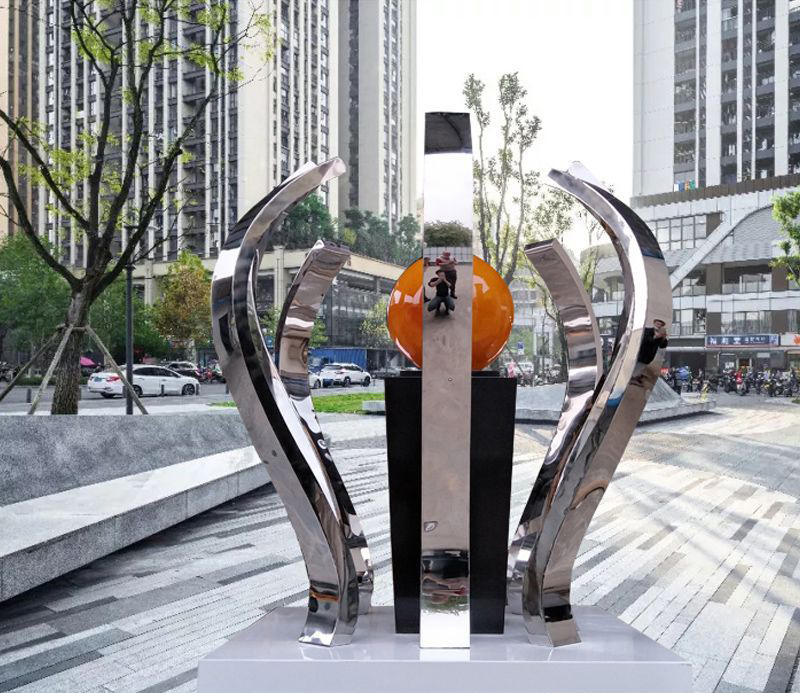 不锈钢镜面几何抽象雕塑 图片