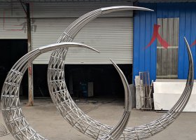 不锈钢月亮镂空摆件雕塑