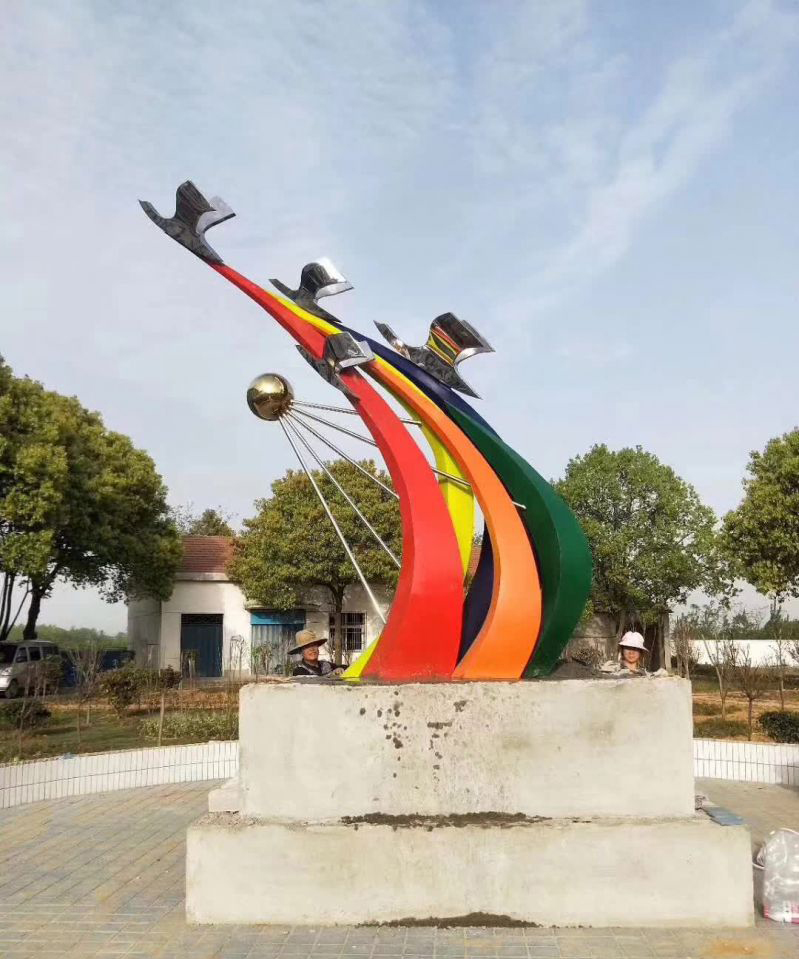 彩色不锈钢飞翔抽象雕塑图片