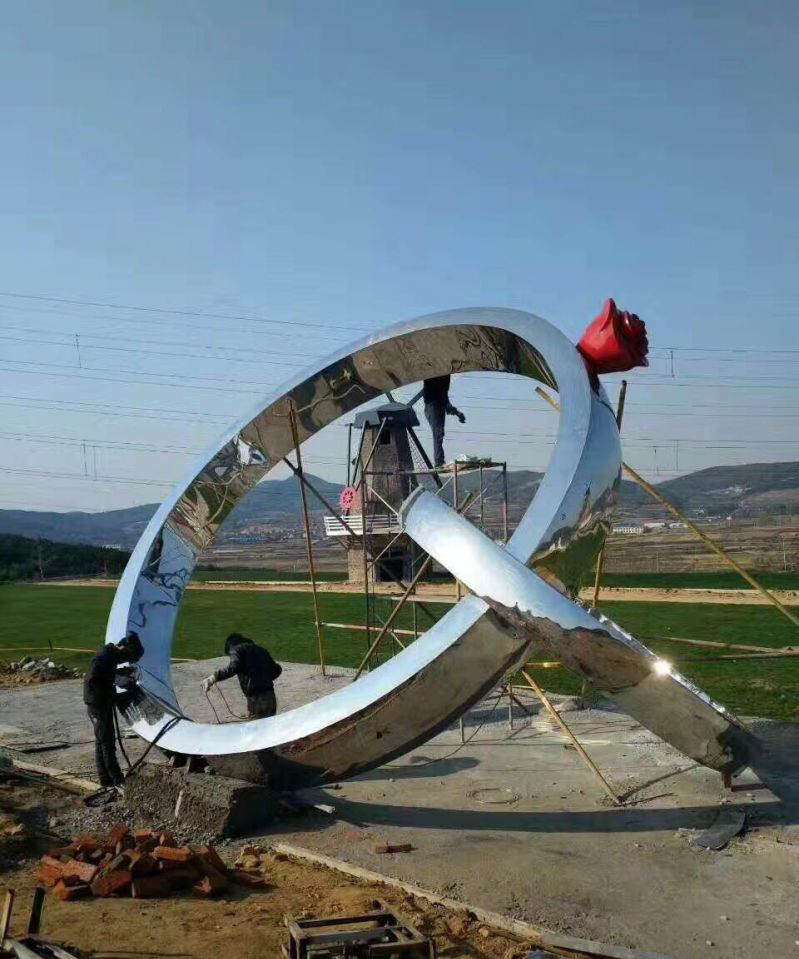 公园不锈钢玫瑰对戒雕塑图片