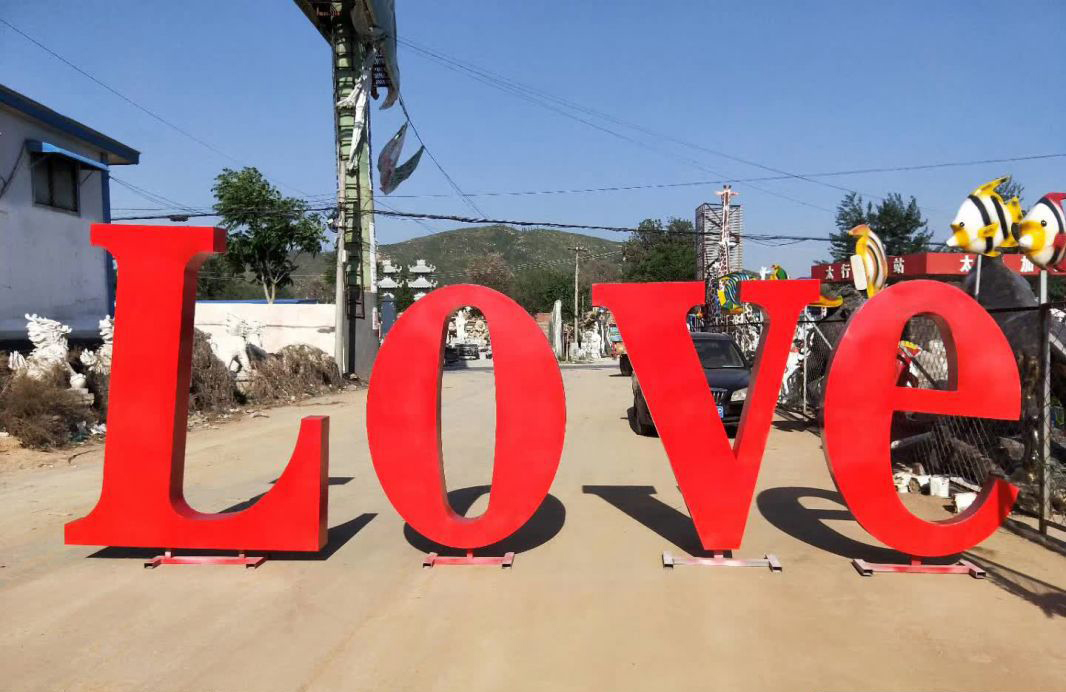不锈钢Love字母雕塑 图片