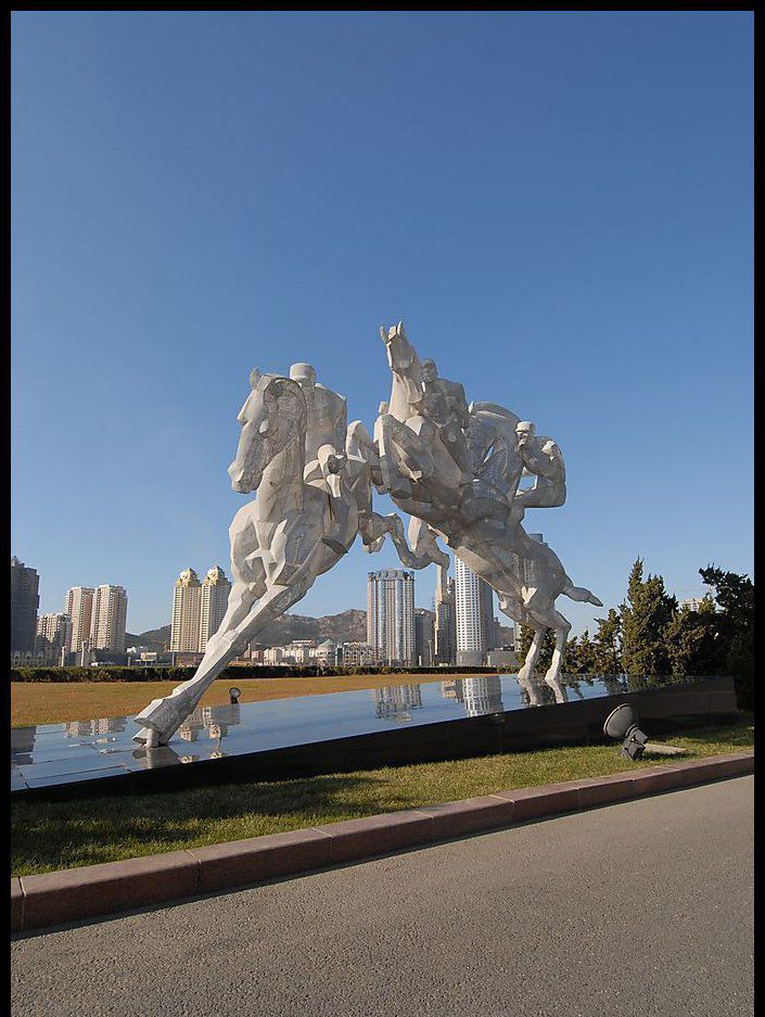 不锈钢抽象人物骑马雕塑图片