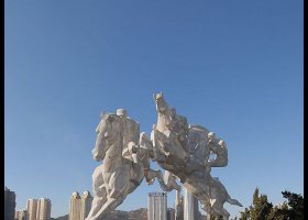 不锈钢抽象人物骑马雕塑