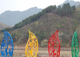 不锈钢镂空树叶雕塑