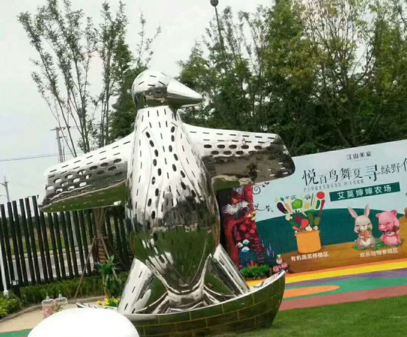 抽象企鹅不锈钢雕塑图片