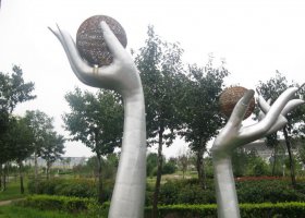 公园不锈钢拿着镂空球的手雕塑