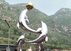 不锈钢海豚顶球雕塑