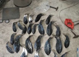 不锈钢镜面鱼群雕塑