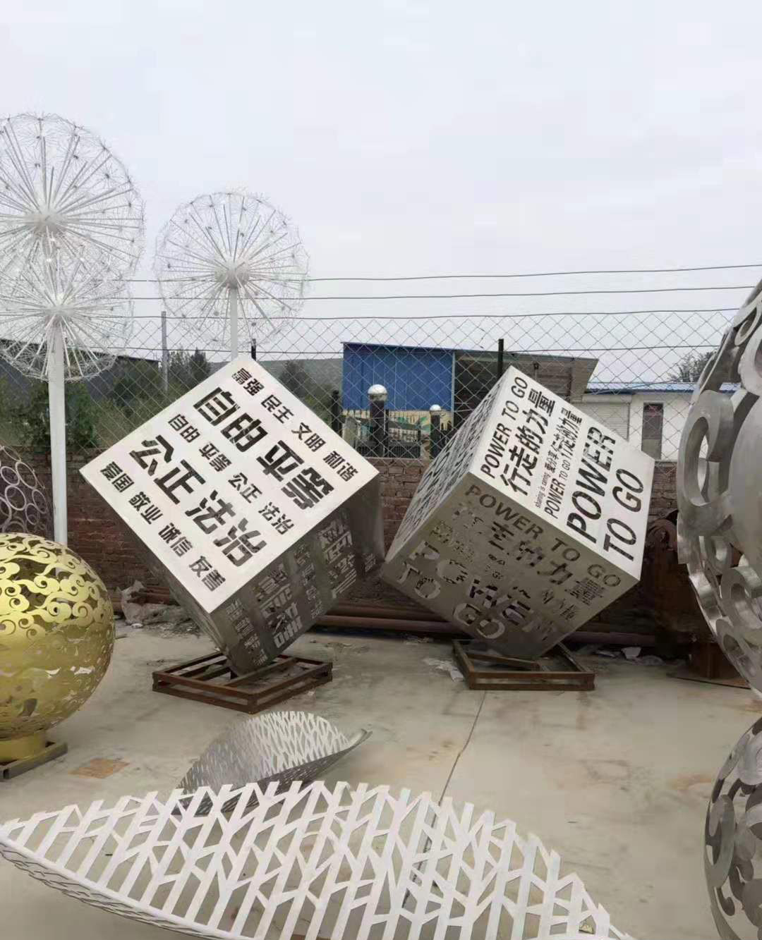 不锈钢镂空正方体雕塑广场公园雕塑图片