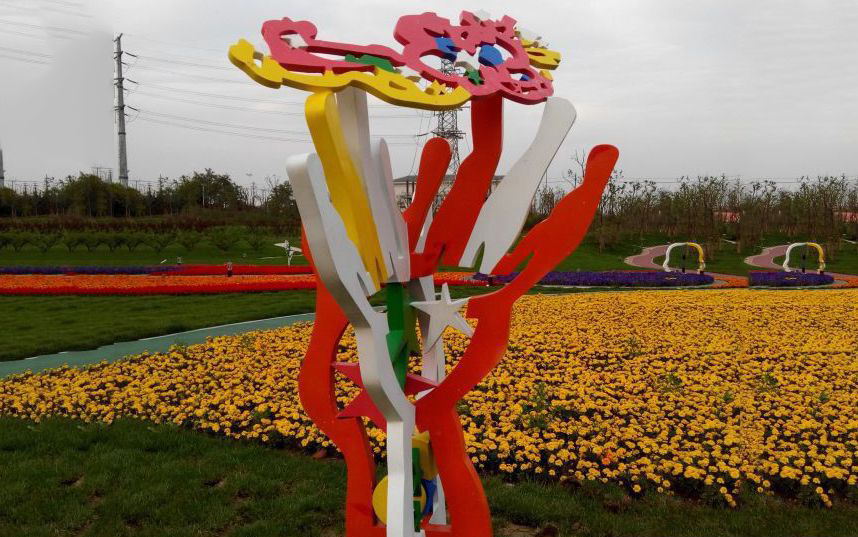 不锈钢彩色花朵景观雕塑图片