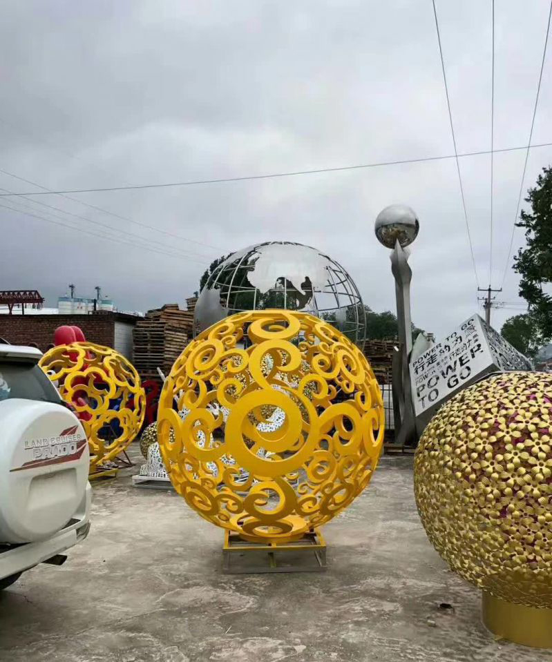 不锈钢彩色镂空球雕塑图片