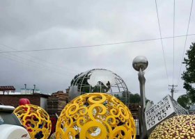不锈钢彩色镂空球雕塑