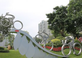 不锈钢创意赛车抽象人物雕塑