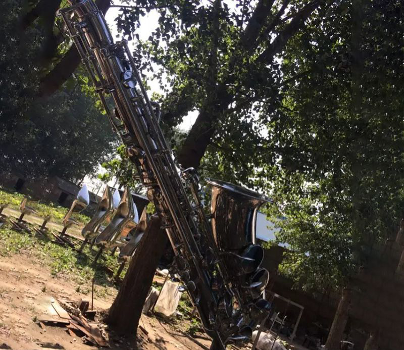 不锈钢萨克色乐器雕塑图片
