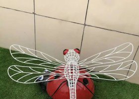 不锈钢镂空蜻蜓雕塑