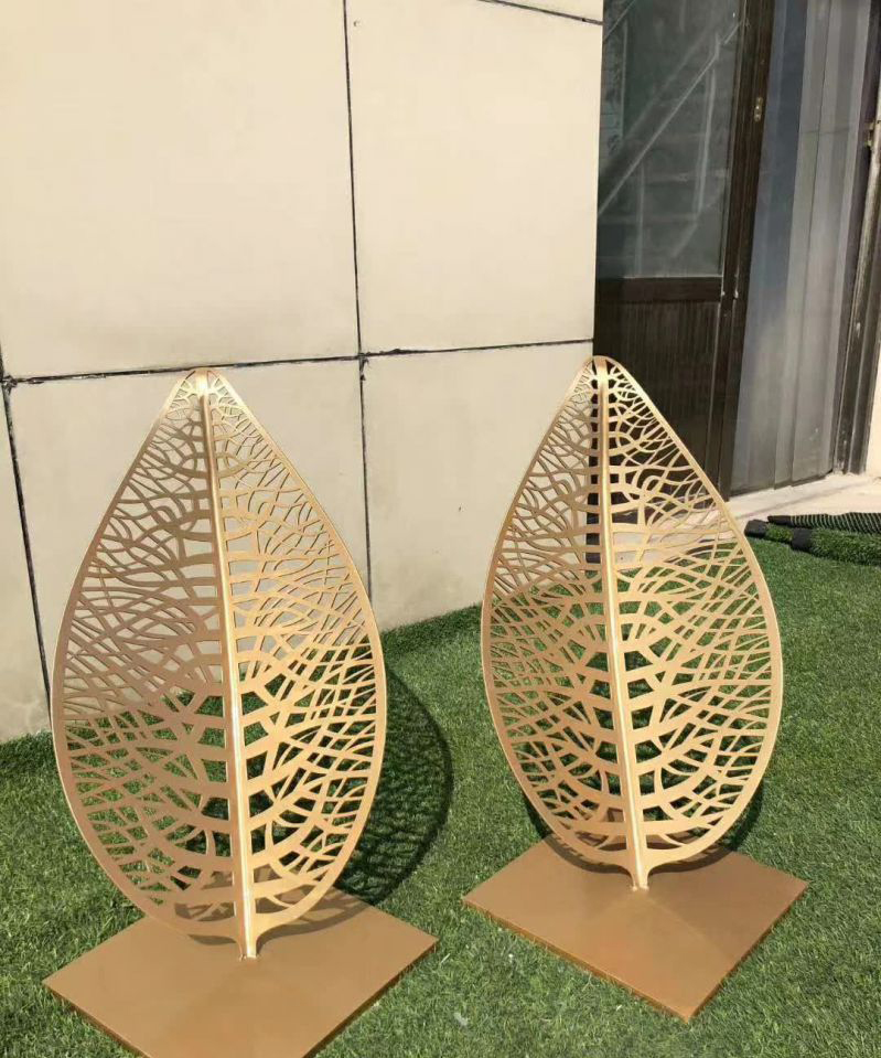 不锈钢镂空树叶雕塑图片