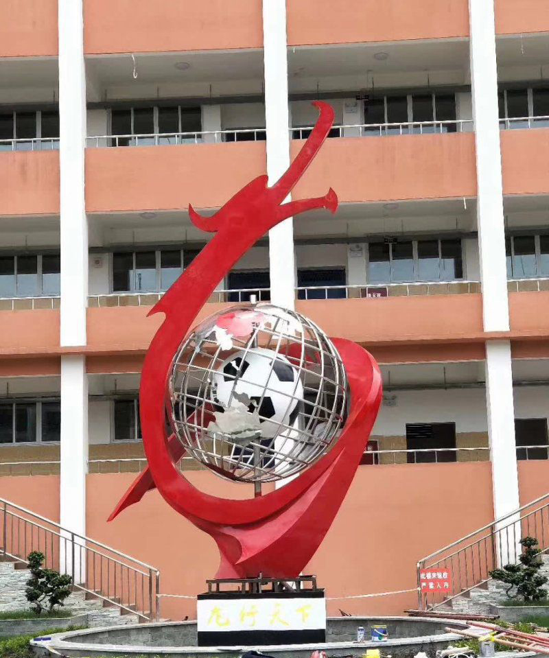 不锈钢校园抽象龙和足球雕塑图片