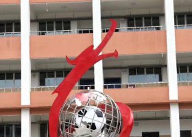 不锈钢校园抽象龙和足球雕塑